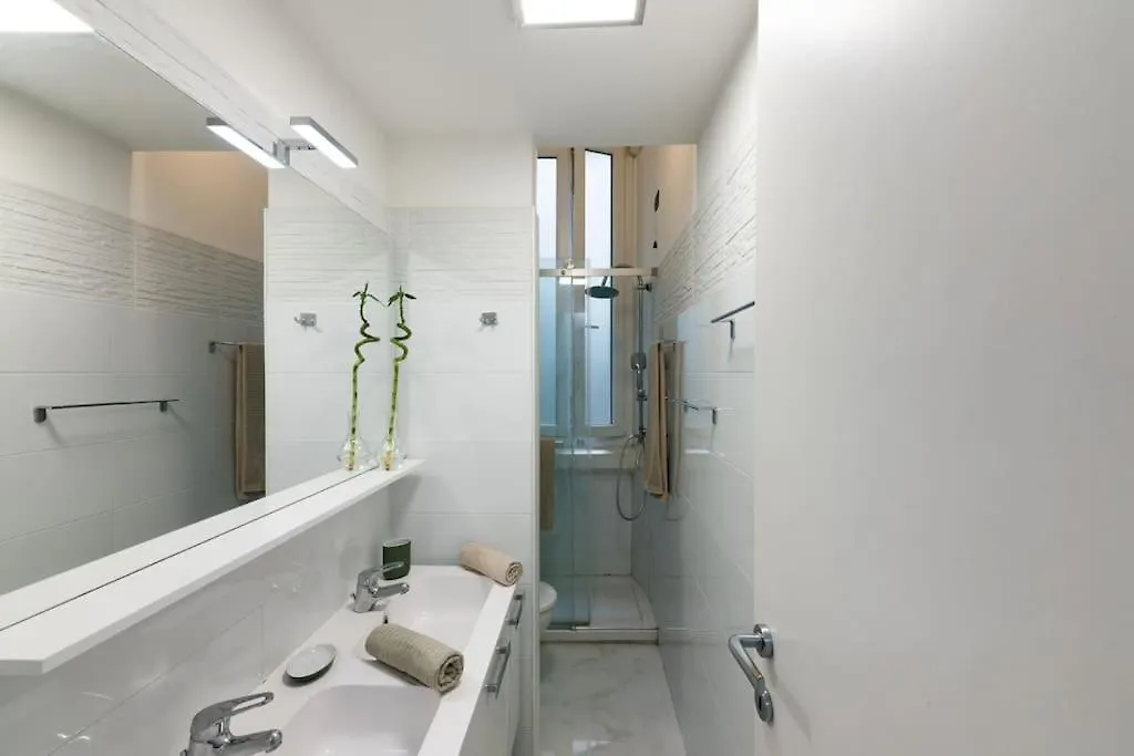 Seneca Apartment Milan